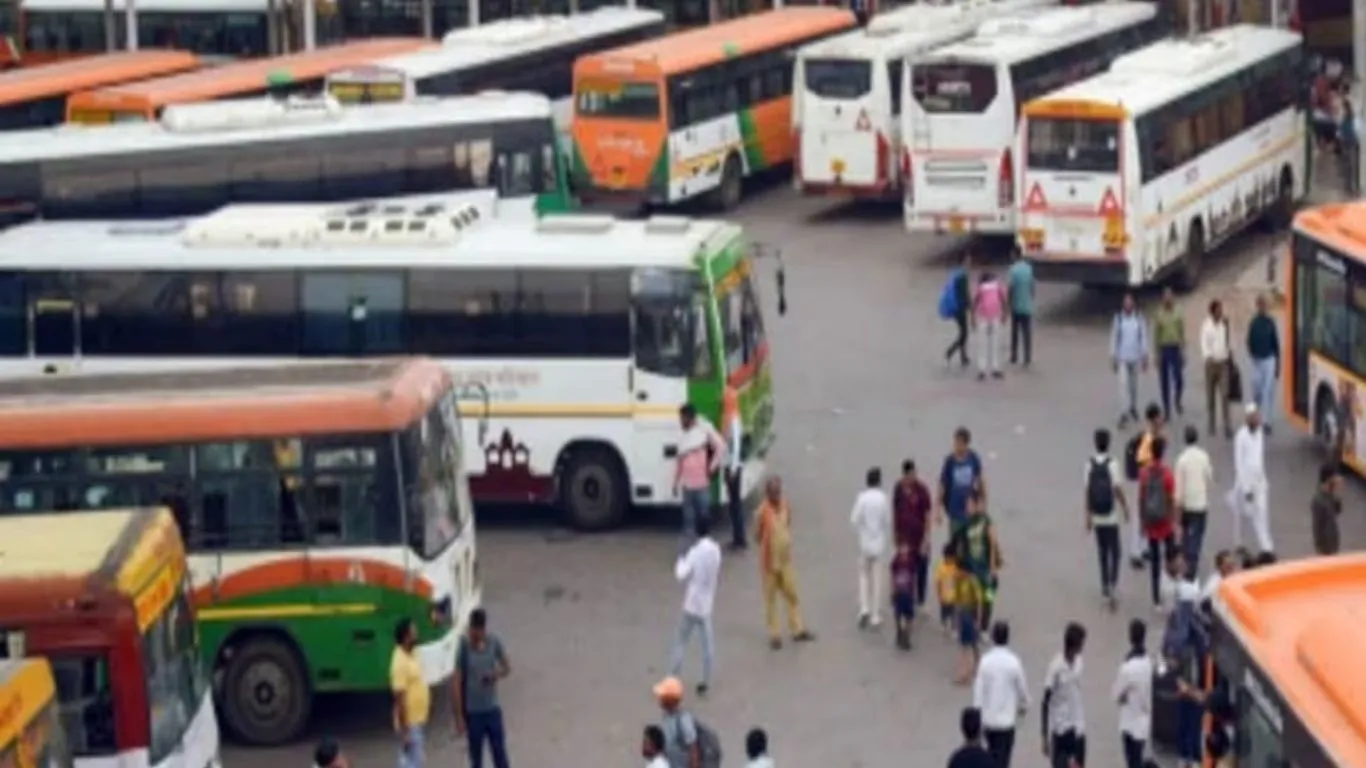 बम नहीं...आतिश बाजी के पटाखे,  आगरा बस स्टैंड में अफरातफरी के बीच बम की सूचना निकली अफवाह 