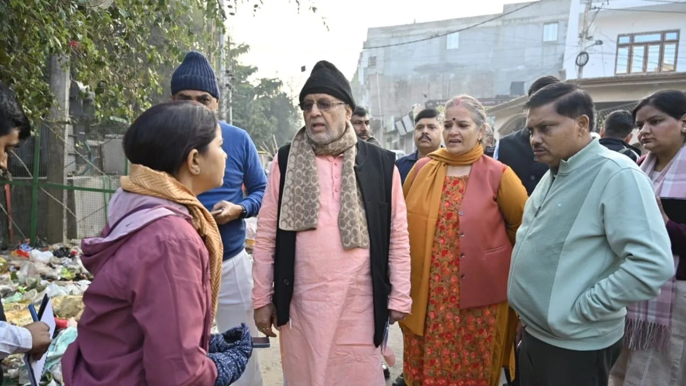 लखनऊ : निरीक्षण के दौरान गंदगी मिलने पर भड़के मंत्री सुरेश खन्ना, अधिकारियों और सफाईकर्मियों का एक दिन का वेतन काटा 