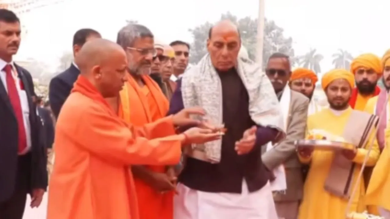 अन्नपूर्णा मंदिर के शिखर पर लहराई धर्म ध्वजा...  मंत्रोच्चार के बीच रक्षा मंत्री और मुख्यमंत्री ने की विधिवत पूजा 