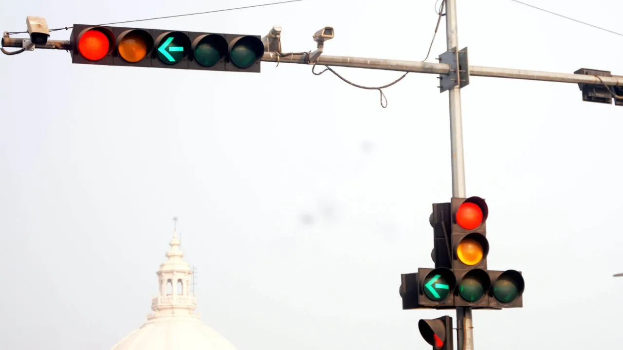 लखनऊ में AI कैमरे चलाएंगे सिग्नल:  स्पाइक बैरियर का ट्रायल, प्रयोग सफल होने के बाद लागू होगी व्यवस्था