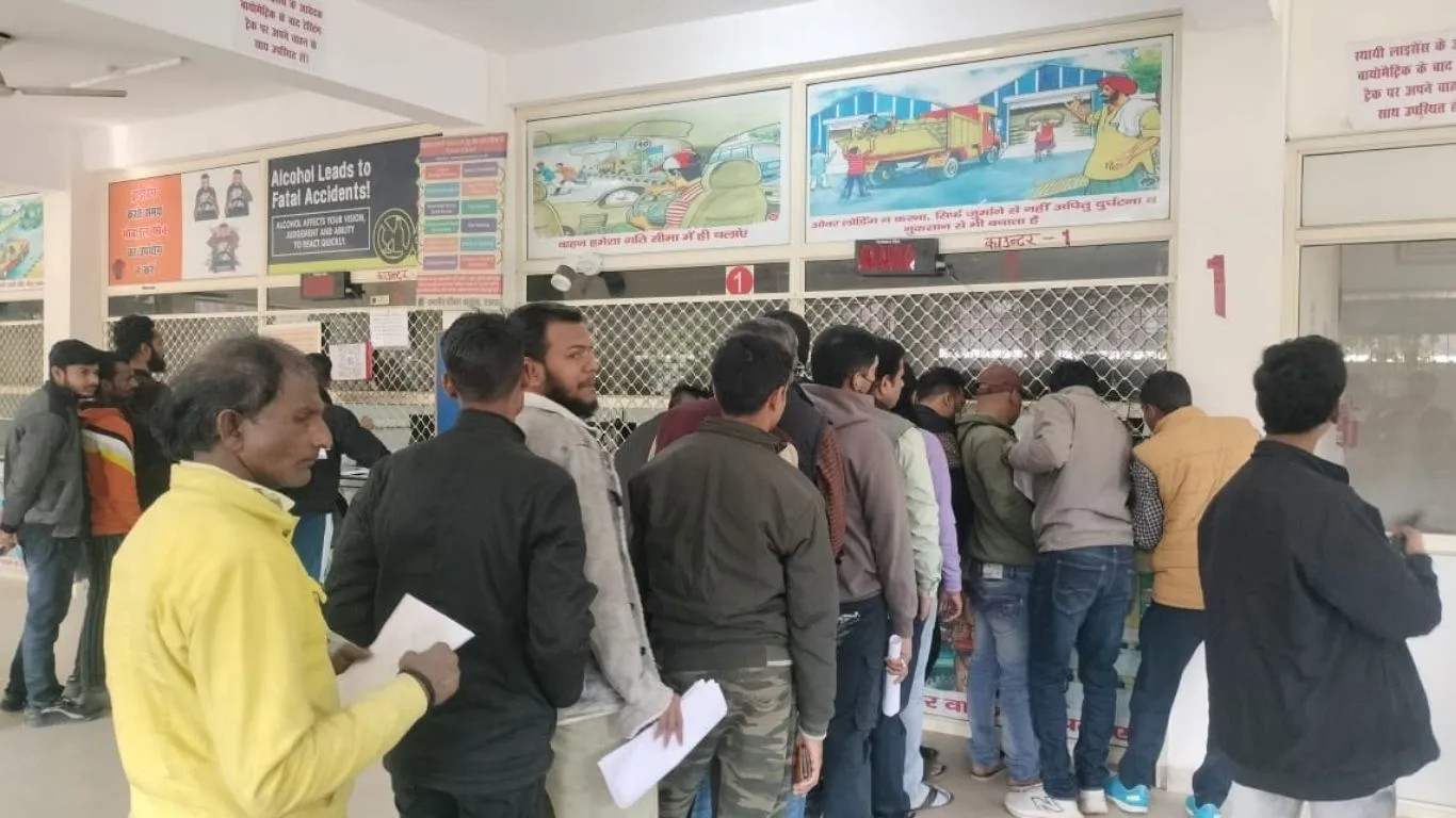 RTO में ड्राइविंग लाइसेंस प्रक्रिया बेपटरी... व्यवस्था को सुगम बनाने के बजाय फेल हो रही निजी कंपनिया, घंटों करना पड़ा इंतजार