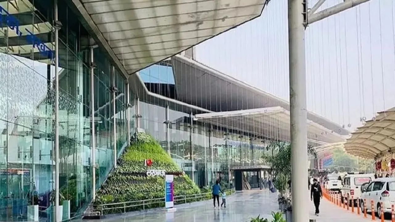 लखनऊ एयरपोर्ट पर आपस में भिड़े सुरक्षाकर्मी और कार चालक, वीडियो वायरल