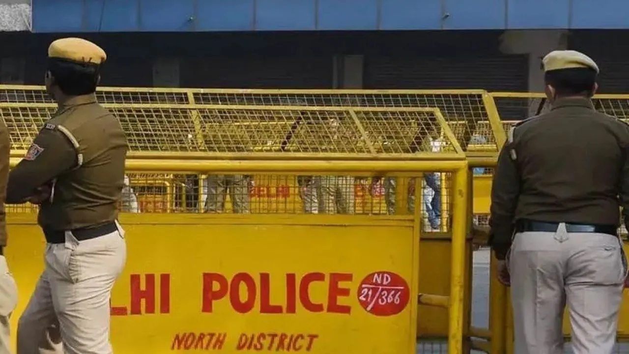  कॉन्स्टेबल की बहादुरी और टला बड़ा हादसा... रिहायशी इमारत से निकाला जलता हुआ सिलेंडर 