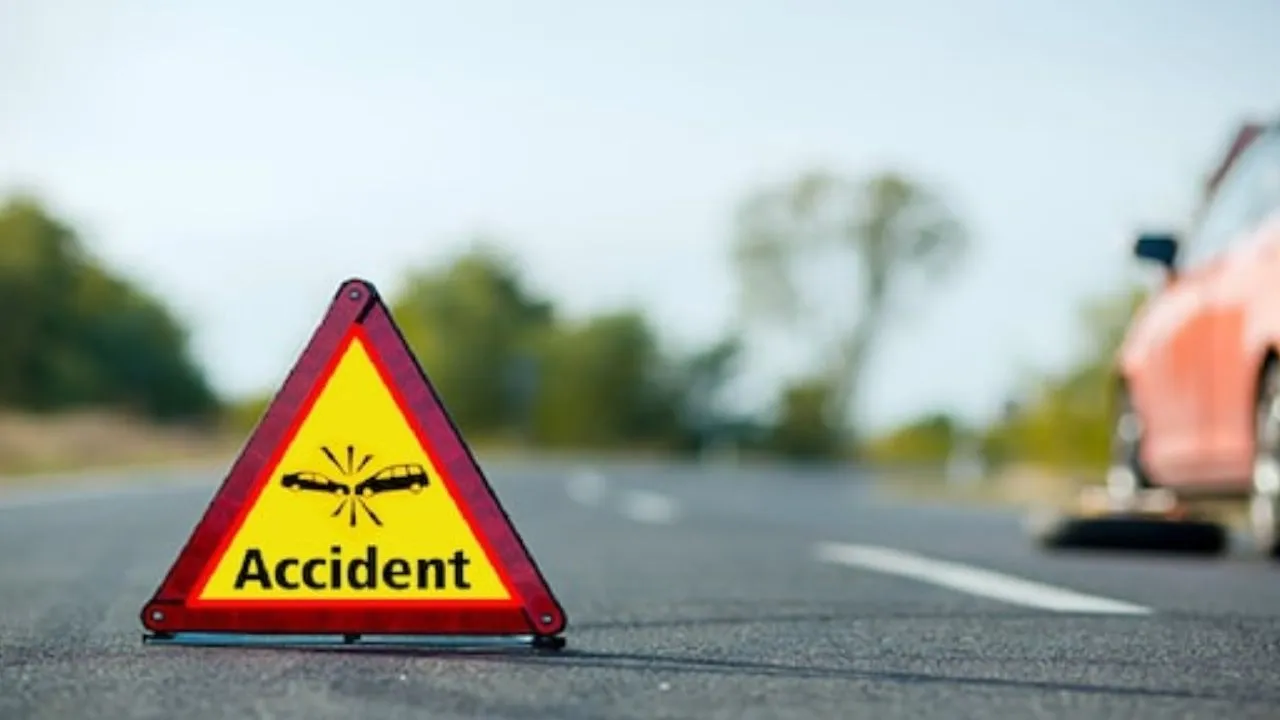 बिजनौर में पीछे से कार ने डंपर को मारी टक्कर, 4 लोगों की मौत 