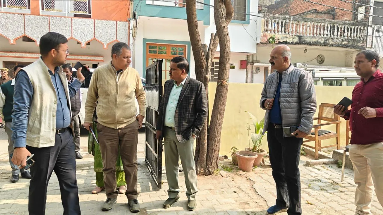 लखनऊ नगर आयुक्त ने किया रैन बसेरों का निरीक्षण:  कमियां मिलने पर जिम्मेदारों को चेतावनी, सुधार के निर्देश 