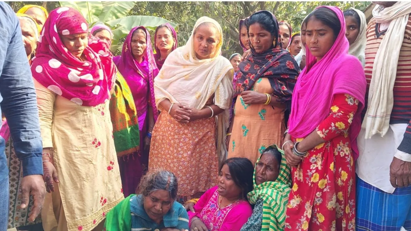 बलरामपुर में बोरिंग के दौरान बड़ा हादसा:  हाईटेंशन लाइन की चपेट में आए 3 मजदूर, एक की मौत...दो घायल