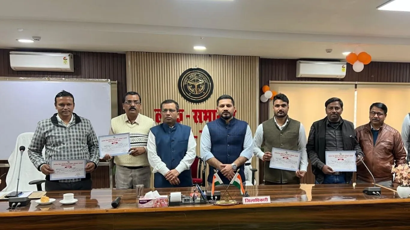 बाराबंकी में 100% डिजिटाइजेशन पूरा करने वाले कर्मचारी सम्मानित, डीएम ने 4 BLO को दिया प्रशस्ति पत्र
