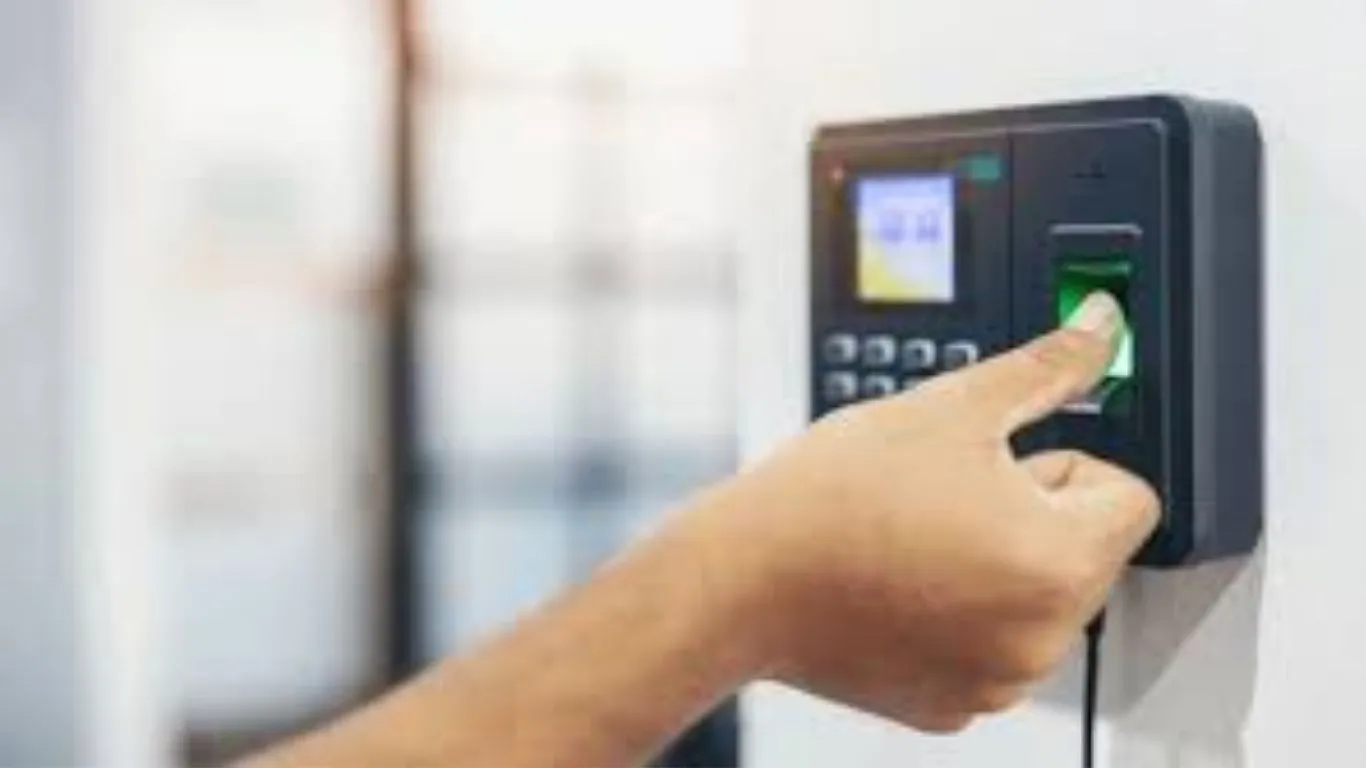 यूपी के परिषदीय विद्यालयों में ऑनलाइन हाजिरी अनिवार्य, 5000 से अधिक शिक्षकों को फिर झटका