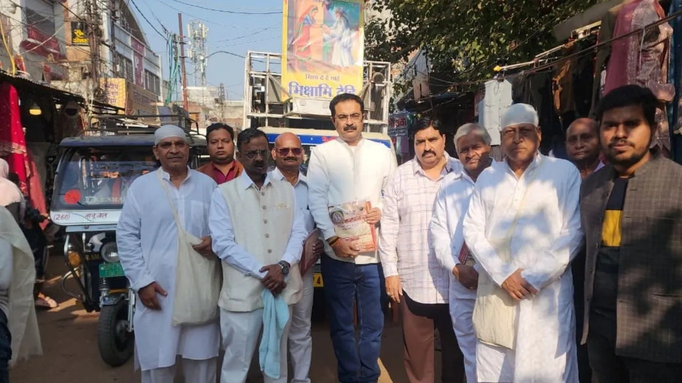  बाराबंकी: श्री साईं चरण पादुका दर्शन कार्यक्रम की होगी शुरुआत, भक्तों ने मांगी भिक्षा, उमड़ा आस्था का सैलाब 