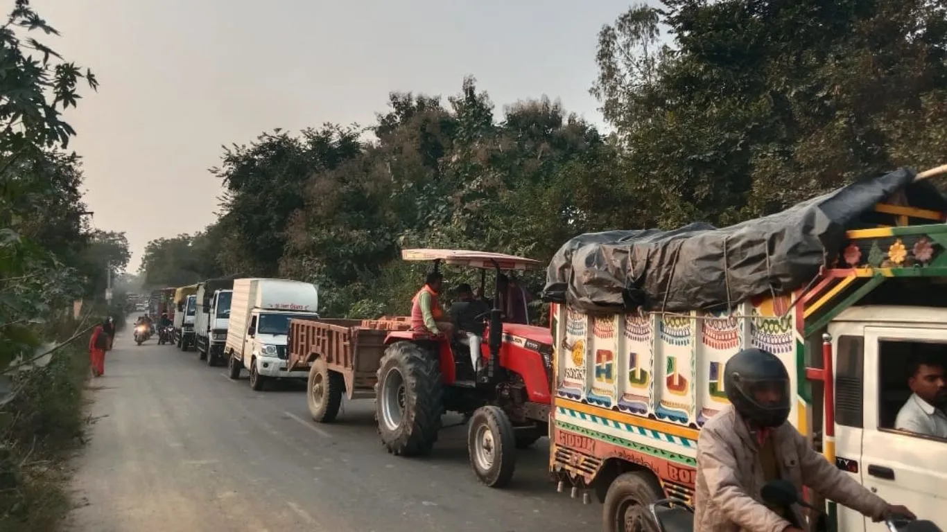  बाराबंकी :  रामनगर में रेलवे पुल पर सुरक्षा कार्यों के चलते लगा भारी जाम, लोग परेशान