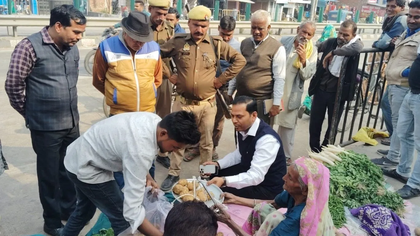 बाराबंकी में बुजुर्ग महिला से SDM ने खरीदी सब्जी.. पूछा हालचाल, इस कदम की स्थानीय कर रहे सराहना   