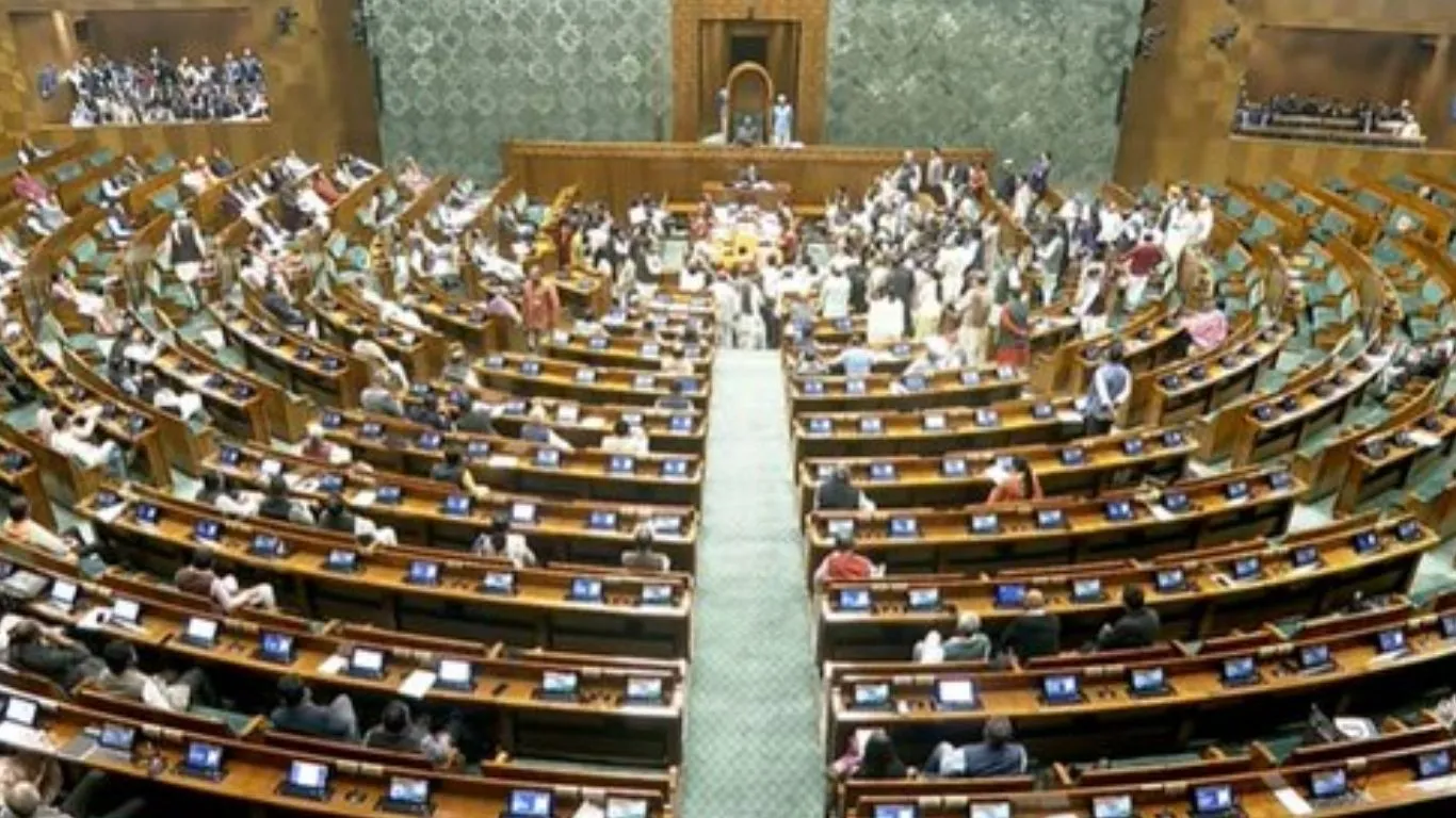  Parliament Winter Session : SIR पर विपक्ष का हंगामा, दूसरे दिन भी नहीं चल सका सत्र, सरकार ने कहा- चुनाव सुधार पर चर्चा को तैयार 