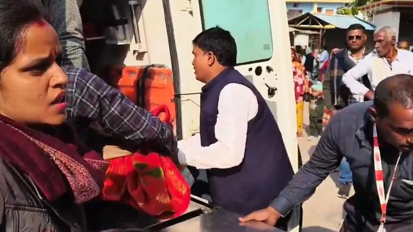 गोंडा में BEO ने लगाई  BLO को फटकार, तबीयत बिगड़ने पर लखनऊ मेडिकल में कराया गया भर्ती 