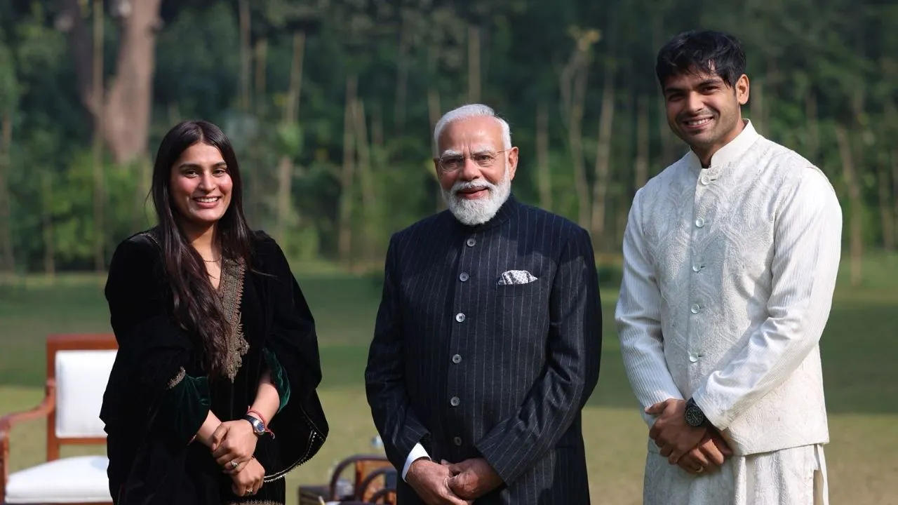 पीएम मोदी से मिले जैवलिन स्टार नीरज चोपड़ा और पत्नी हिमानी, खेल सहित कई मुद्दों पर हुई बात 