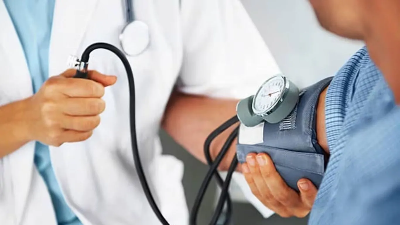 अस्पताल सील...  बगल के दरवाजे से चल रहा इलाज, चिकित्सक पर FIR दर्ज 