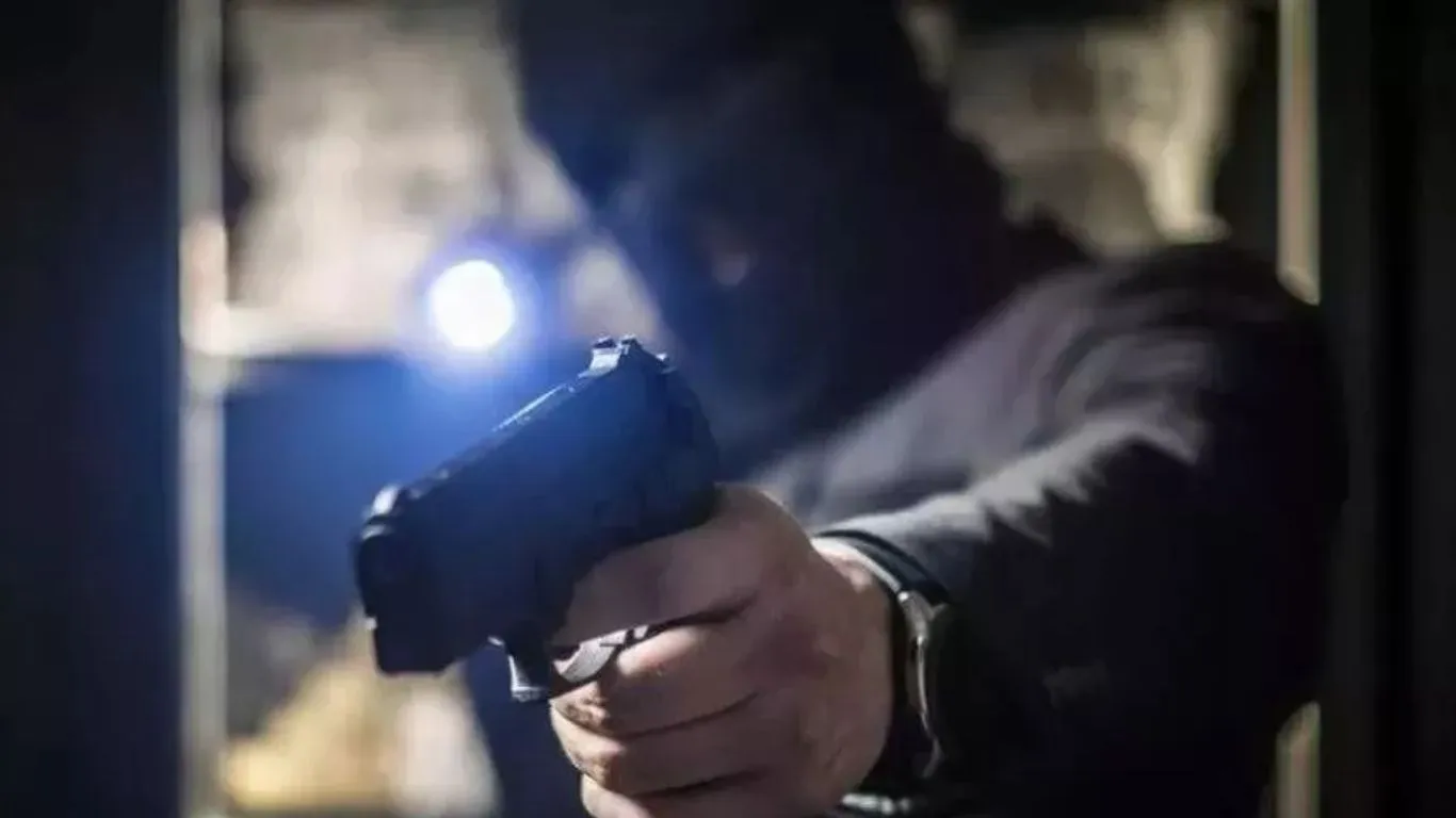  बाराबंकी में चली ताबड़तोड़ गोलियां:  पुराणी रंजिश में युवक पर फायरिंग, जांच में जुटी पुलिस 