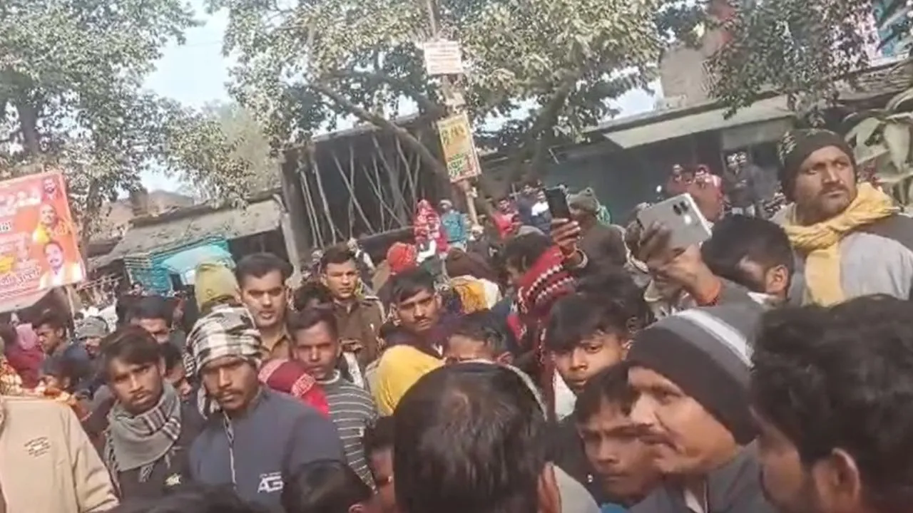  बाराबंकी में सिरदर्द की शिकायत पर मरीज का ऑपरेशन, हुई मौत... लापरवाही का आरोप, शव रखकर प्रदर्शन