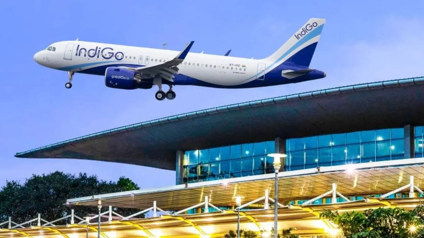  संकट के बीच राहत भरी खबर ...पटरी पर लौट रही इंडिगो एयरलाइन्स, अमौसी पर यात्रियों को दी गई रीशेड्यूल की जानकारी 