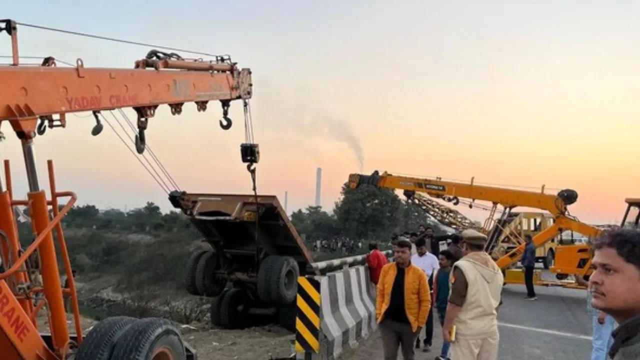 यूपी :  झांसी में पानी-पुरी के ठेले को टक्कर मारते हुए नहर में गिरा ट्रक, दो शव मिले