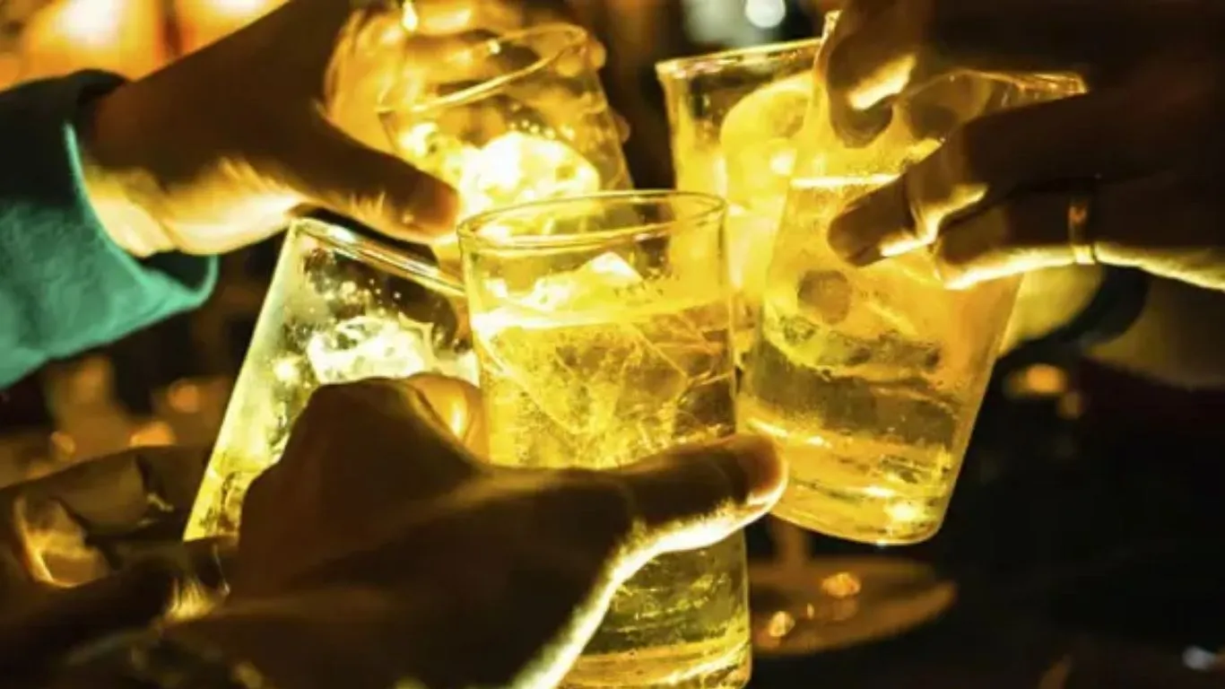 लखनऊ में सड़क पर मयखाने...  अभियान चलाकर पुलिस ने किये चालान, नशेबाजी और हुड़दंग करने वालों पर कार्रवाई