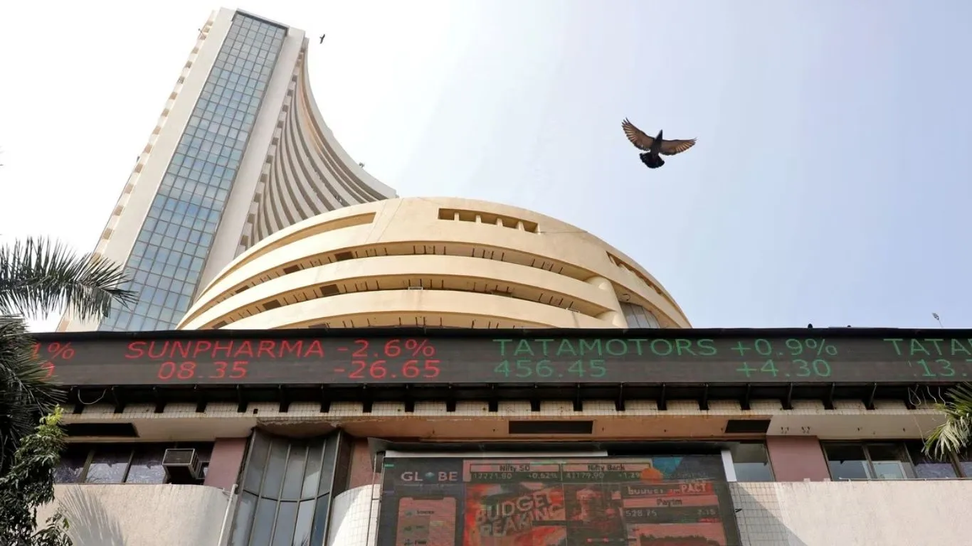 Stock Market Today:  सेंसेक्स-निफ्टी की मजबूत शुरुआत, शुरुआती बढ़त खोकर नकारात्मक दायरे में कारोबार 