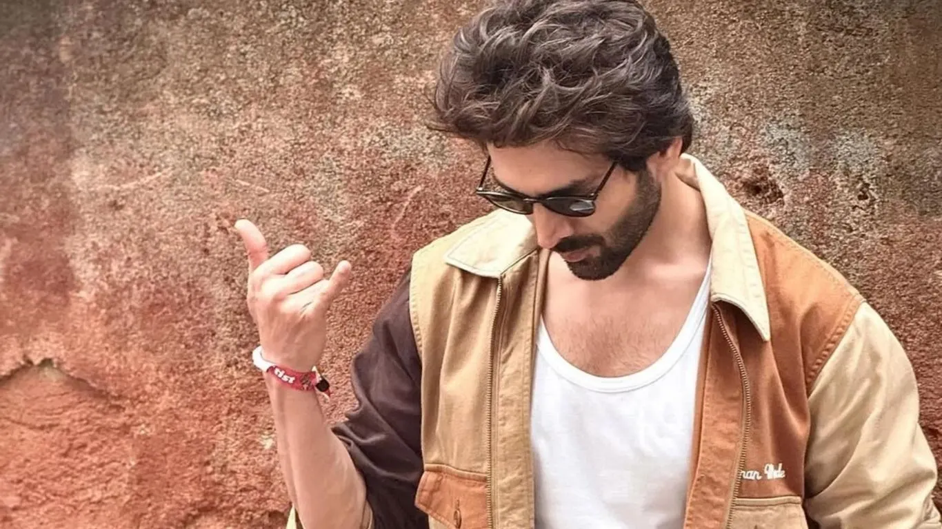 बॉलीवुड-हॉलीवुड Collab ...  ऑस्कर विनर फिल्ममेकर डैरेन एरोनॉफ्स्की के साथ काम करेगें कार्तिक आर्यन, एक तस्वीर ने मचाया तहलका 