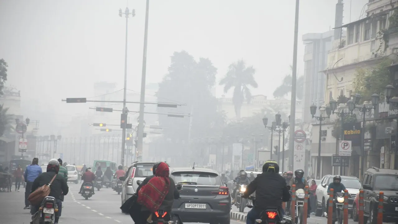  यूपी के कई जिलों में नैनीताल जैसी सर्दी: भीषण कोहरे से जनजीवन प्रभावित, कई जिलों में नहीं होंगे सूरज के दर्शन