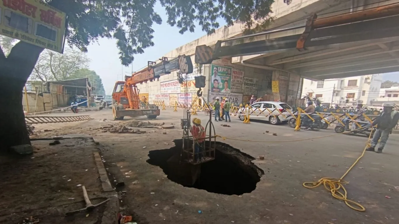  लखनऊ में टेढ़ी पुलिया पर धंसी सड़क की कराई गई मरम्मत, NOC मिलने में लगे ढाई माह, यातायात बाधित होने से जनता परेशान