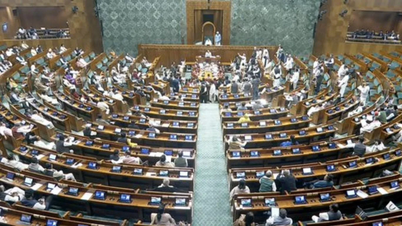 मेजें थपथपाकर क्रिकेट-कबड्डी महिला विजेताओं को लोकसभा में बधाई, ओम बिरला ने सदन में कहा-देश के लिए गौरव का पल   