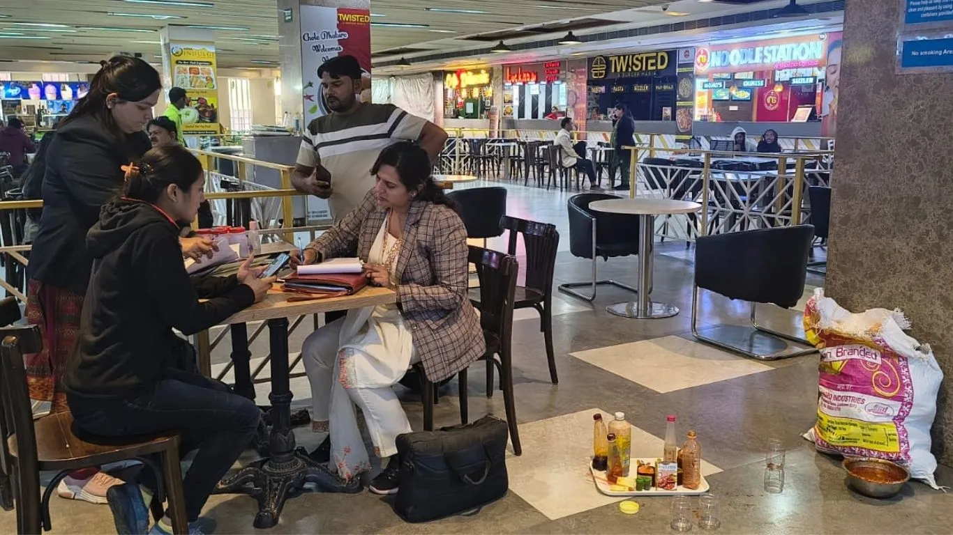  लखनऊ के बड़े मॉल में छापेमारी: केएफसी, हाइपर मार्ट और डबरू द चाप में मिलीं खामियां, FSDA ने सुधार होने तक बंद कराए प्रतिष्ठान