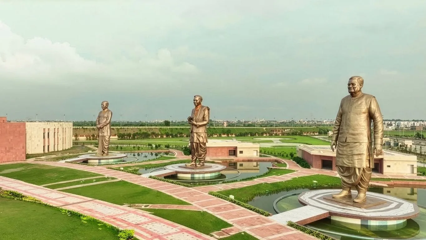  पुराने लखनऊ के लिए खास... 65 फीट ऊंची अटल की प्रतिमा, लाइटों में दिखेगा प्रतिमाओं के बदलते कपड़ों का रंग