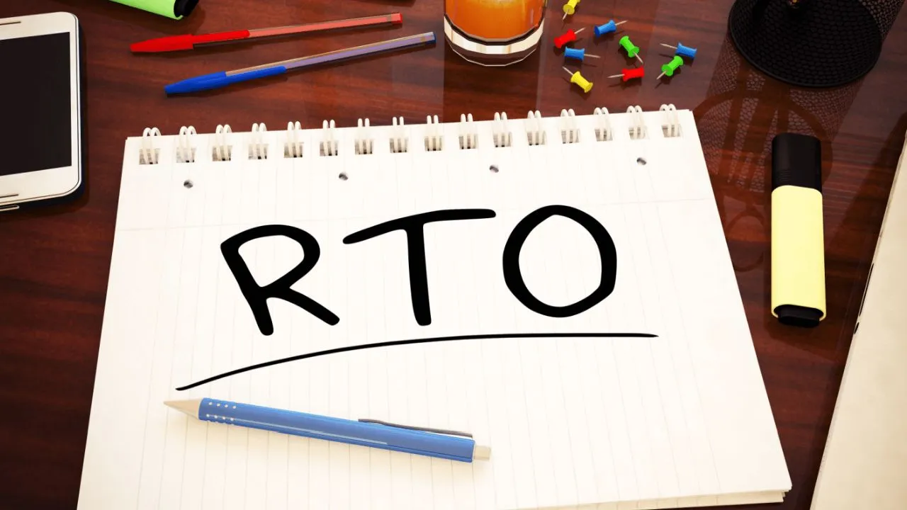 मोबाइल चेक किया तो रो पड़ी RTO महिला कर्मचारी,  दलालों से मिलीभगत की आशंका में की गई जांच