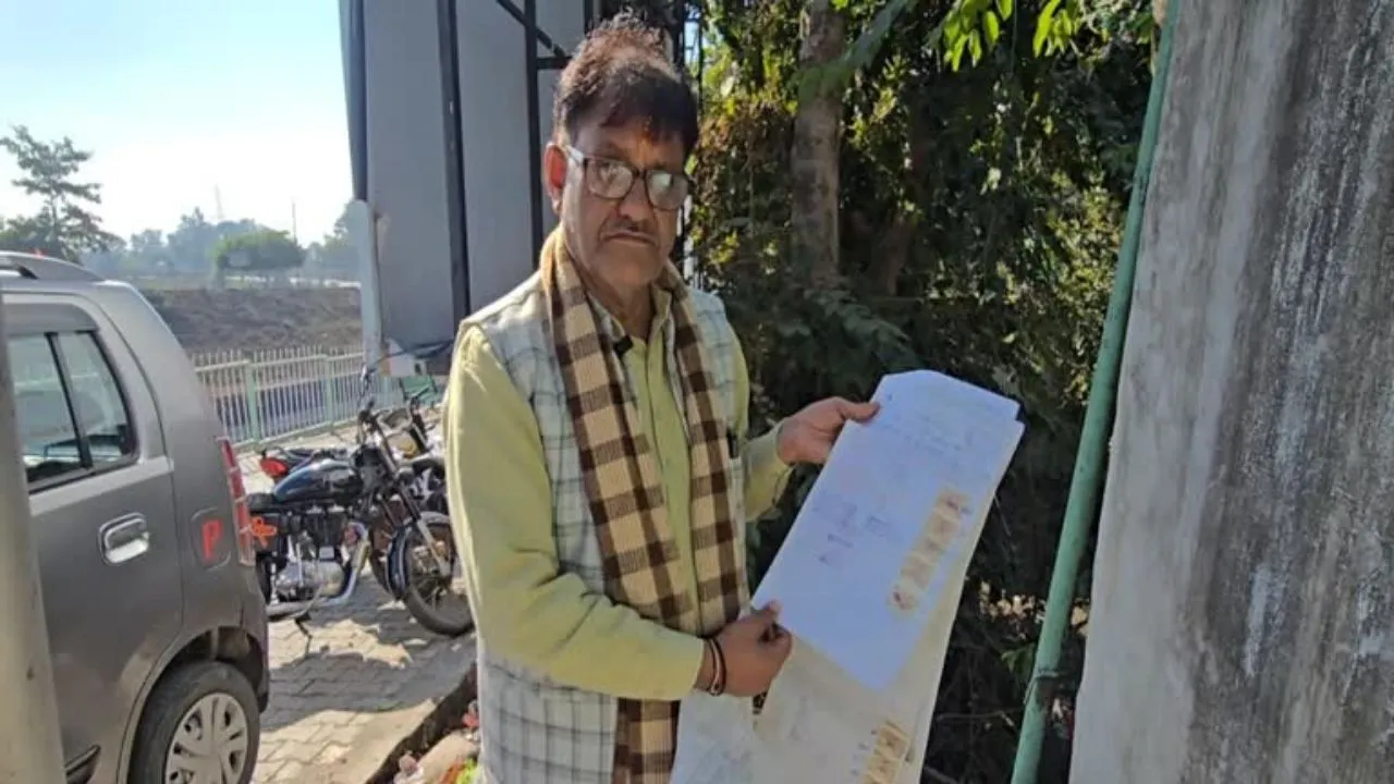 रिटायर्ड CRPF जवान की खतौनी से गायब मिली पुश्तैनी जमीन, रिकॉर्ड में गड़बड़ी का आरोप 