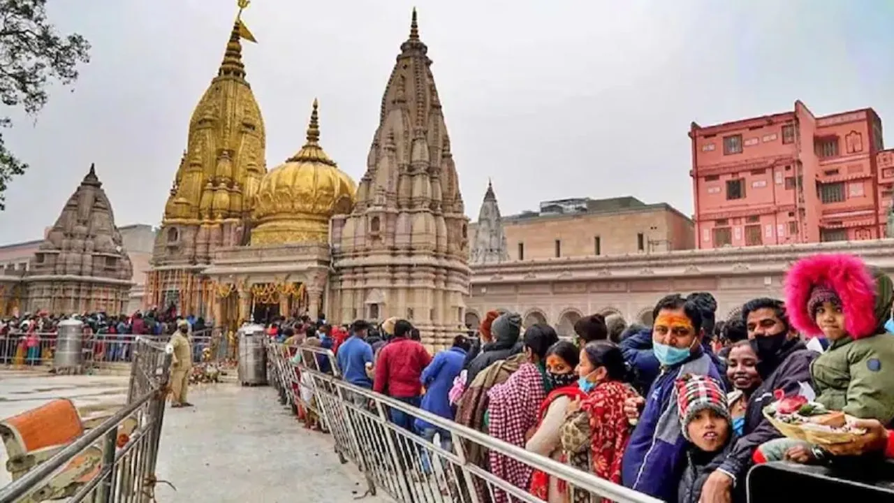 काशी विश्वनाथ मंदिर :  नए साल के पहले दर्शन के लिए भारी भीड़, अबतक 2 लाख श्रद्धालुओं ने टेका माथा