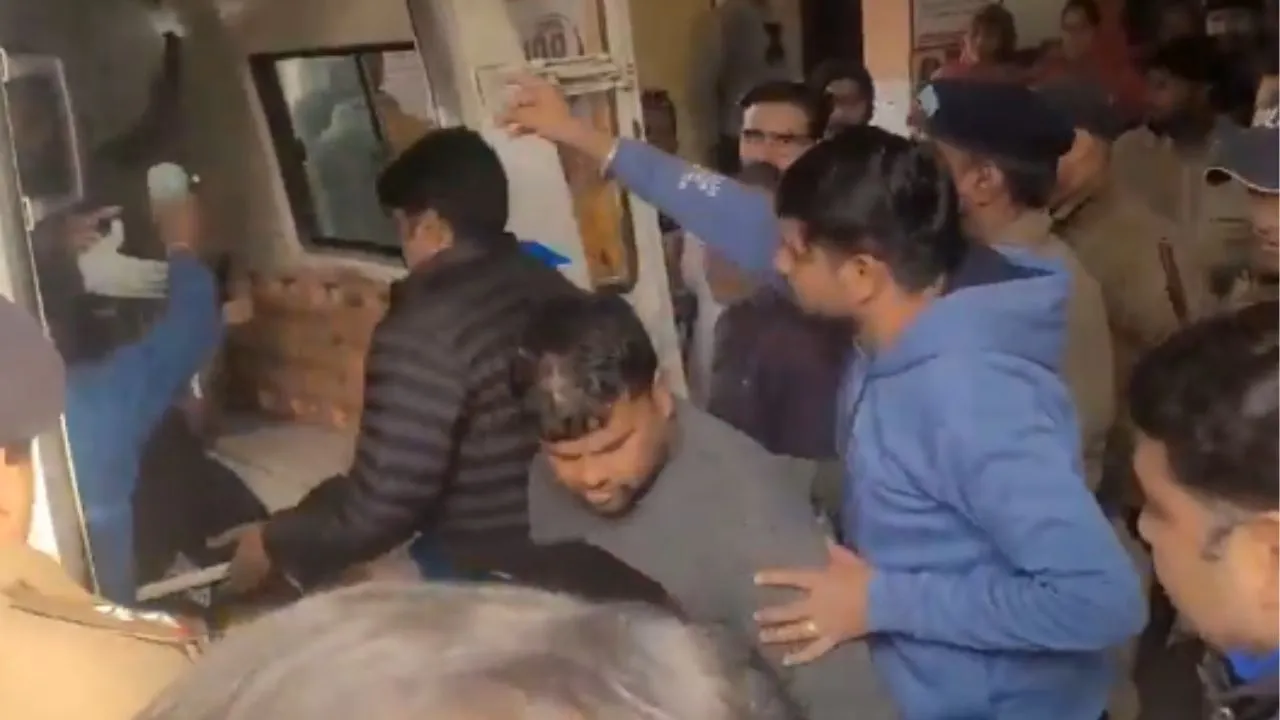  हरिद्वार : यूपी गैंगस्टर पर पुलिस कस्टडी में हमला, पेशी पर ले जाते ताबड़तोड़ फायरिंग, 2 कांस्टेबल सहित तीन घायल 