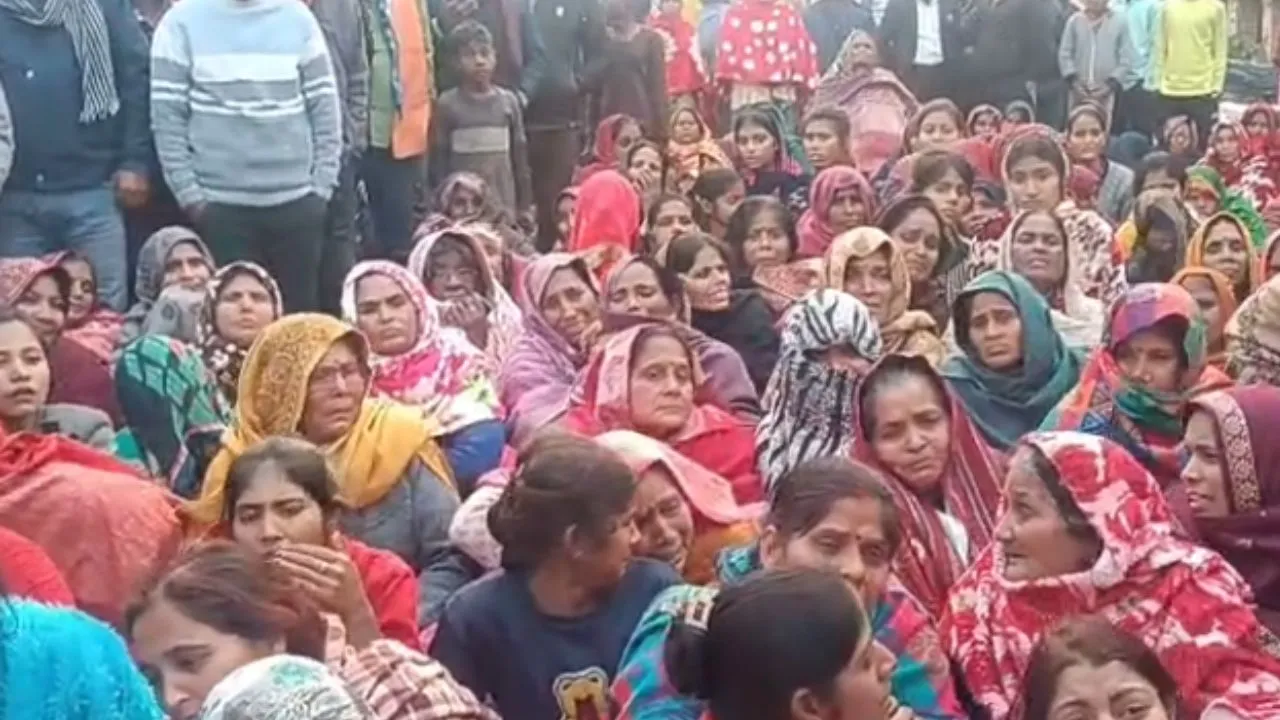  धारदार हथियार से युवक की हत्या: शव घर पहुंचने पर आक्रोशित परिजन-ग्रामीणों ने सड़क पर लगाया जाम