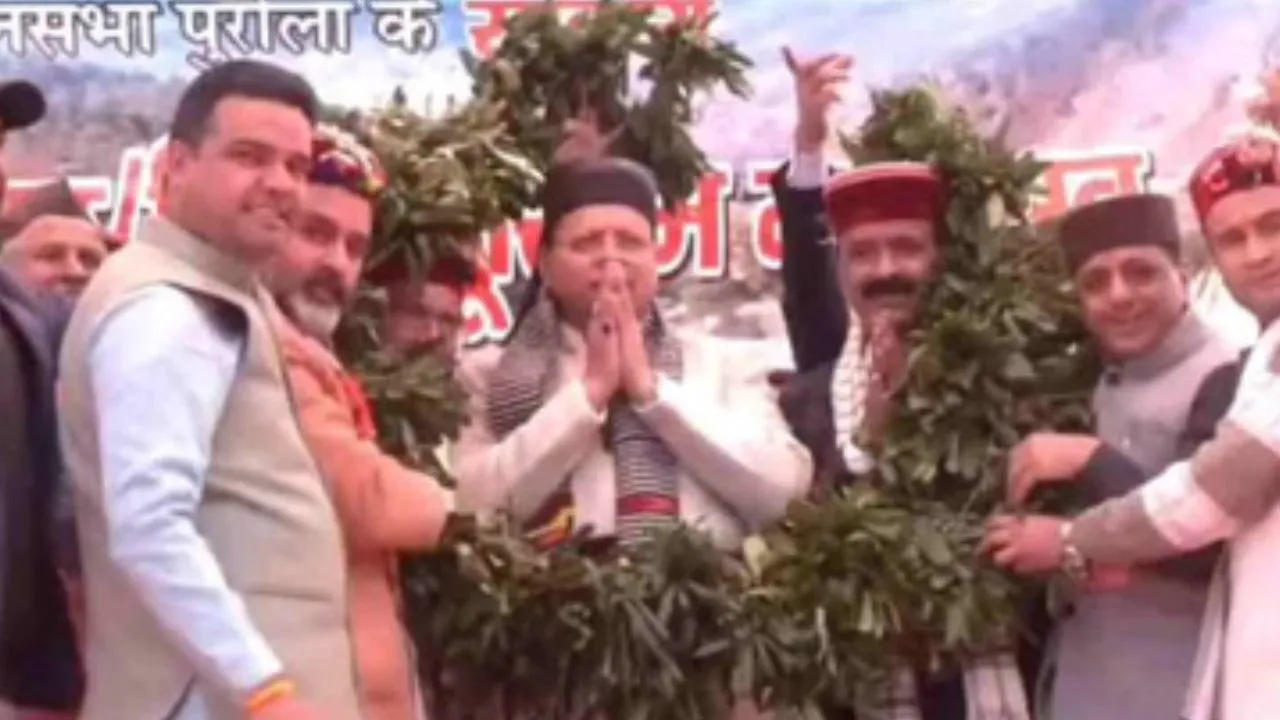 सांकरी में केदारकांठा शीतकालीन महोत्सव में शामिल हुए CM धामी, पर्यटक दल को हरी झंडी दिखाकर किया रवाना 