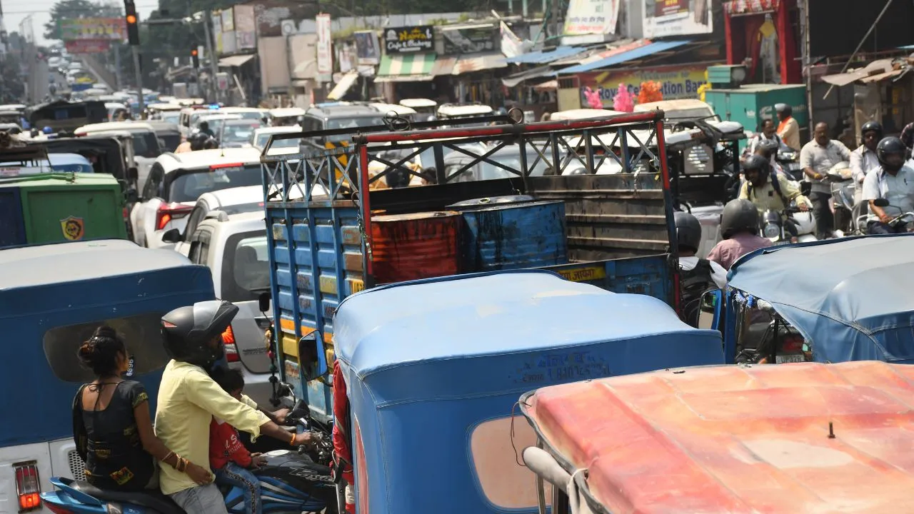  'VVIP के लिए इंतजाम, शहर में भीषण जाम' मुख्य सड़कों-चौराहों पर घंटों परेशान हुए लोग, फंसी रही एंबुलेंस