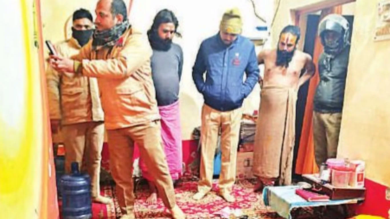  बाल-बाल बचे... हनुमानगढ़ी के महंत को जलाकर मारने का प्रयास, निष्काषित साधु समेत अन्य पर हत्या का आरोप