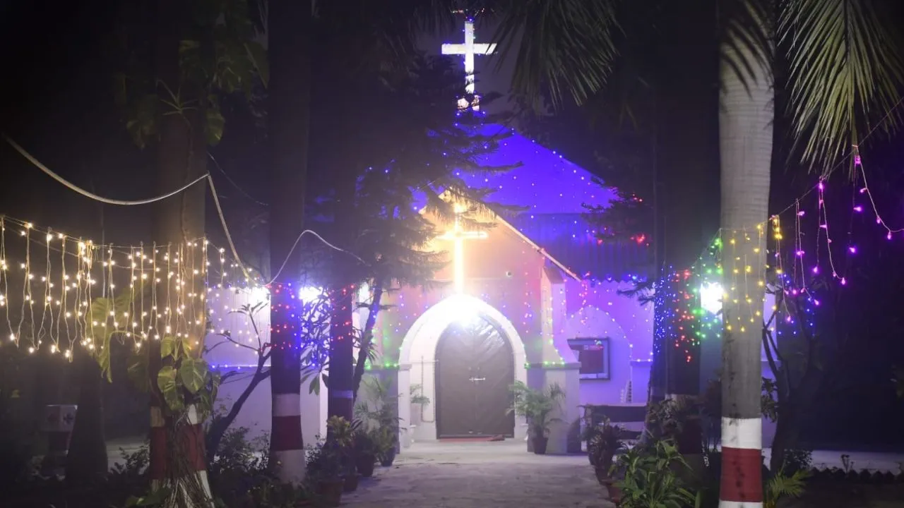 Christmas Eve को लेकर उत्साह का माहौल:रोशन हुए चर्च, गूंजीं कैरोल की मधुर धुनें