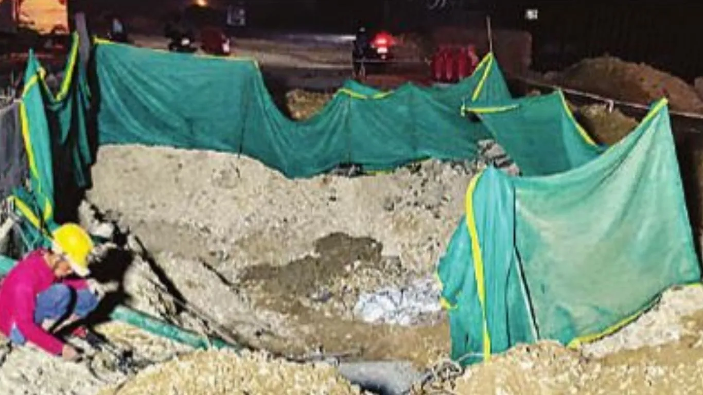 साकेत सदन के पास धंसा 14 कोसी परिक्रमा मार्ग:  यातायात बाधित, सीवरलाइन की खोदाई बनी कारण