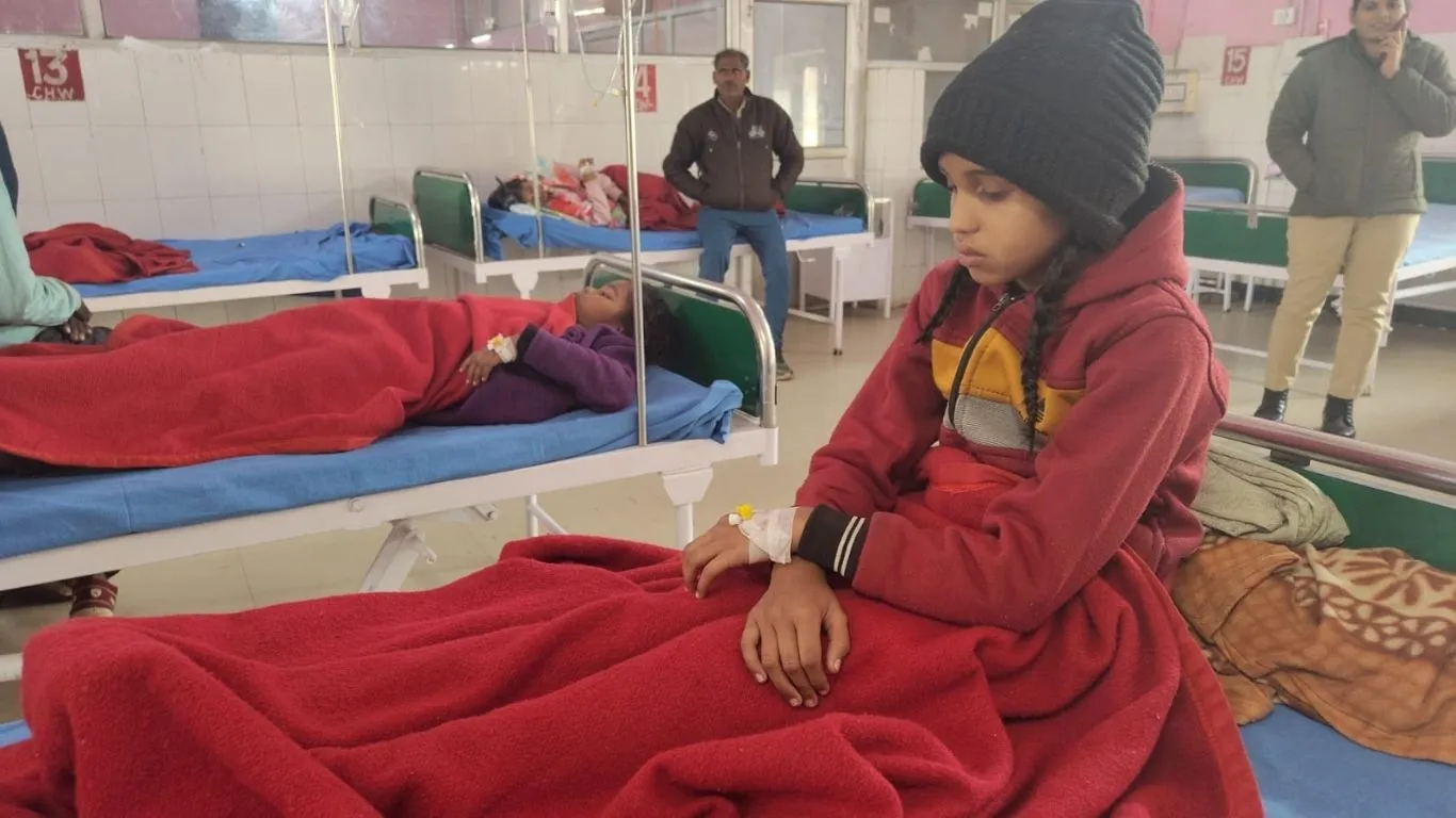 सीतापुर :  कस्तूरबा स्कूल में छात्राओं की हालत बिगड़ी, दो लखनऊ रेफर! डीएम ने बैठाई जांच 