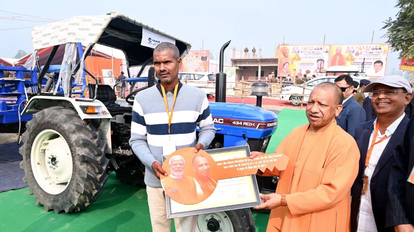 यूपी में अब 'खेत पर होगी खेती की बात' किसानों के बीच पहुंचे मुख्यमंत्री योगी आदित्यनाथ 