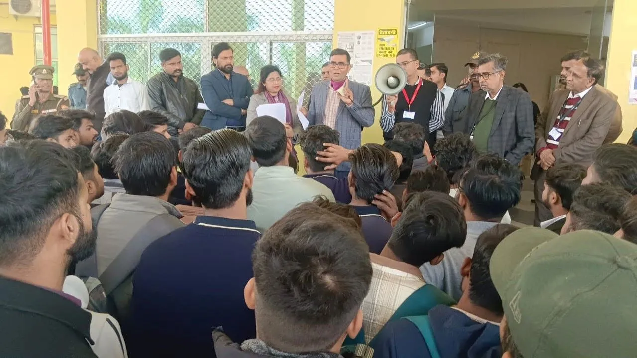 बाराबंकी :  यूनिवर्सिटी में हंगामा और धक्कामुक्की, विवाद जस का तस, बहाना अटेंडेन्स का, असल मुद्दा एडवांस फीस