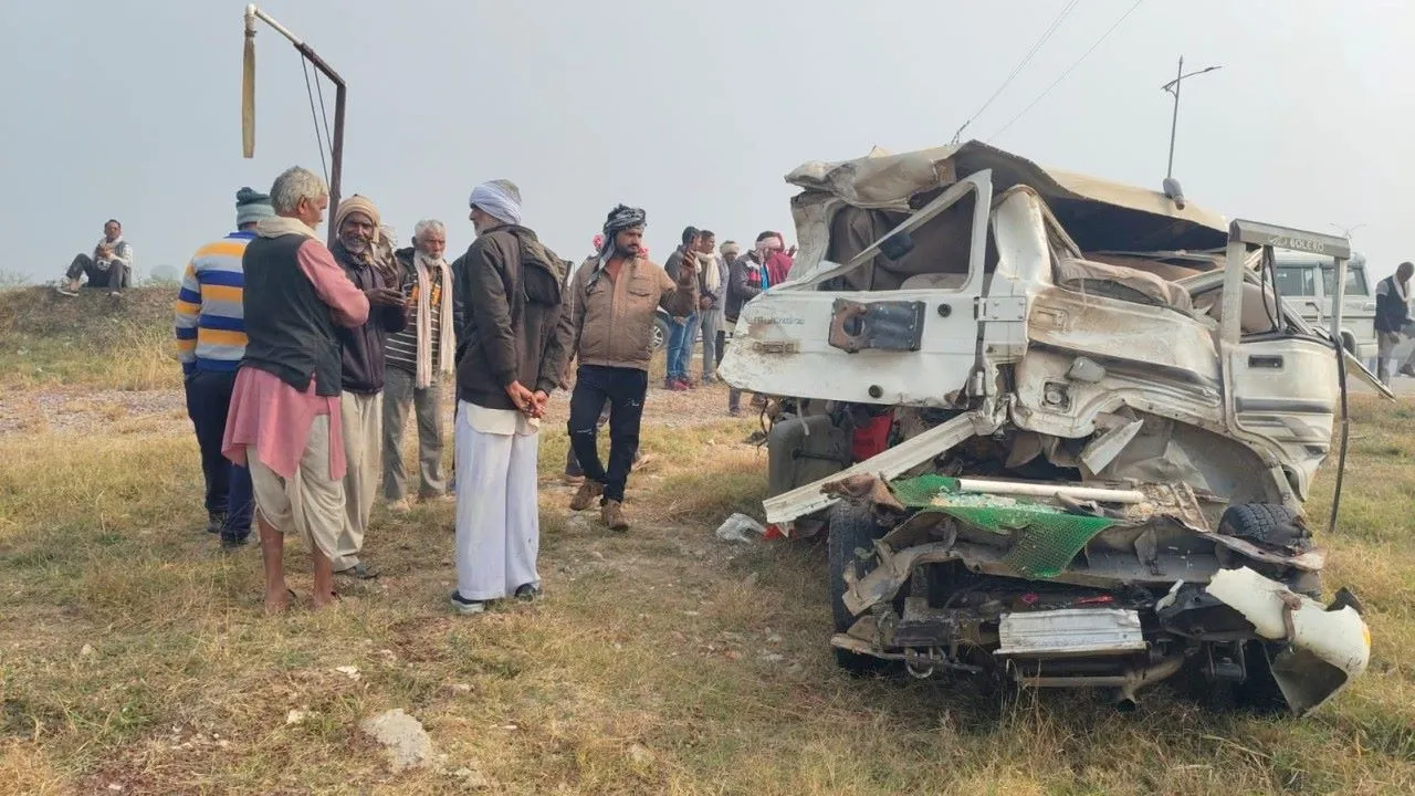 हमीरपुर : टूरिस्ट बस की टक्कर से बोलेरो के परखच्चे उड़े, चार की मौत 