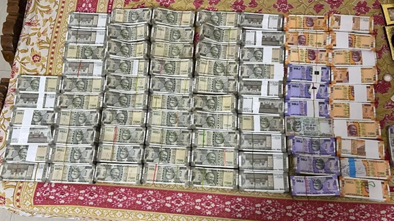 झांसी CGST ऑफिस में 1.5 करोड़ की घूसखोरी का पर्दाफाश : IRS अफसर और दो अधीक्षक ₹70 लाख लेते गिरफ्तार