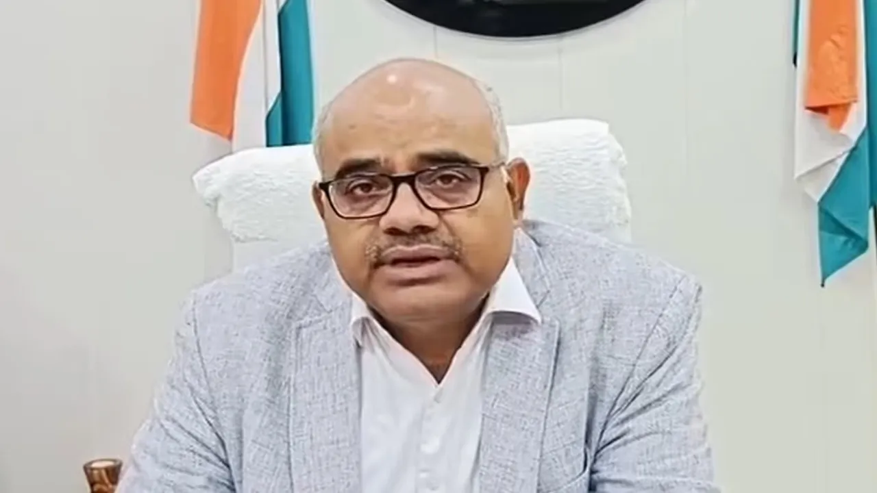 कानपुर : बूथ डे पर जिलाधिकारी का औचक निरीक्षण, पात्र मतदाता न छूटने के निर्देश