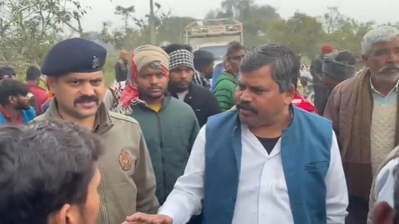 रायबरेली : पुलिस की पिटाई से युवक की बिगड़ी हालत, ग्रामीणाों ने किया प्रदर्शन