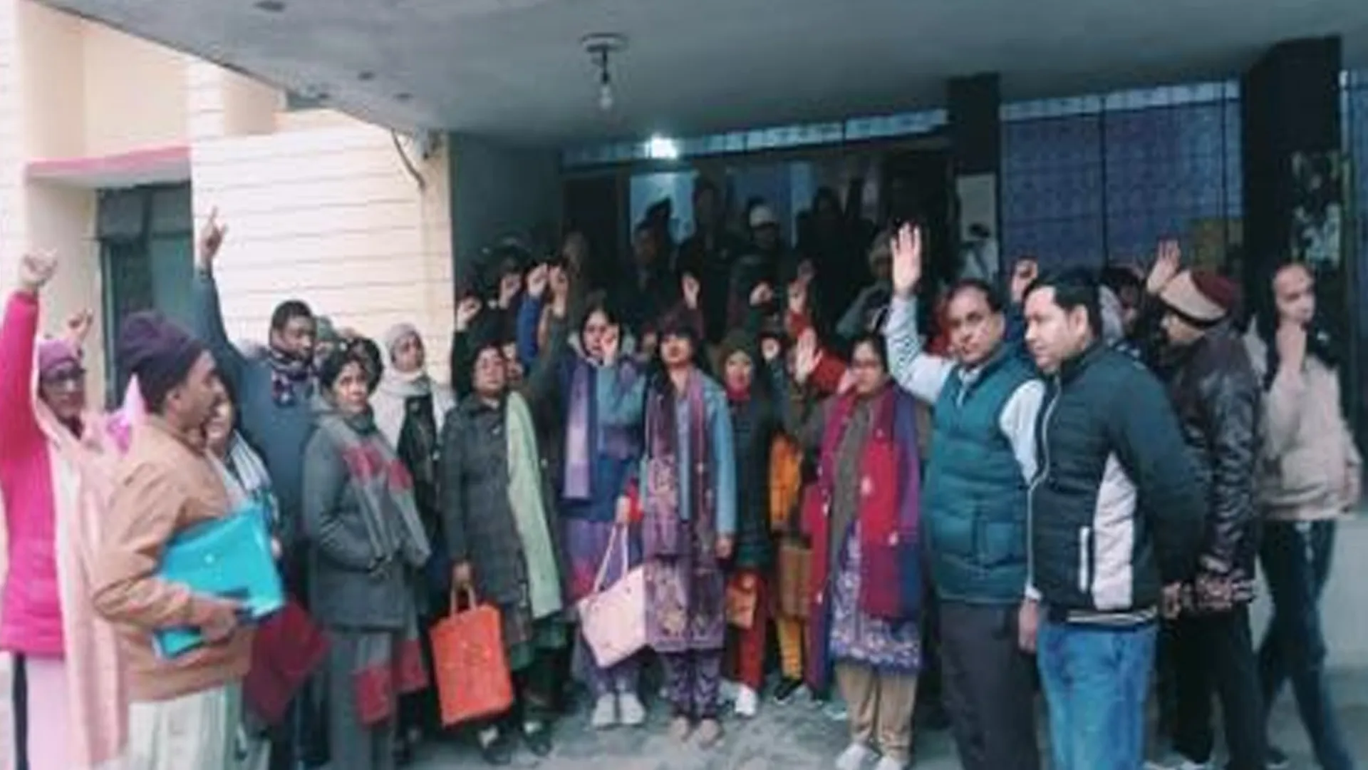 रामपुर : समायोजन के खिलाफ शिक्षकों का बीएसए कार्यालय पर प्रदर्शन