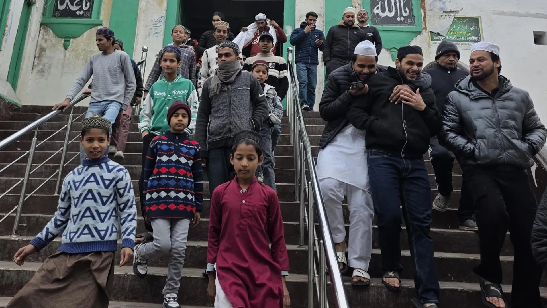 संभल : शांतिपूर्ण माहौल में अदा की गई नये साल के पहले जुमे की नमाज